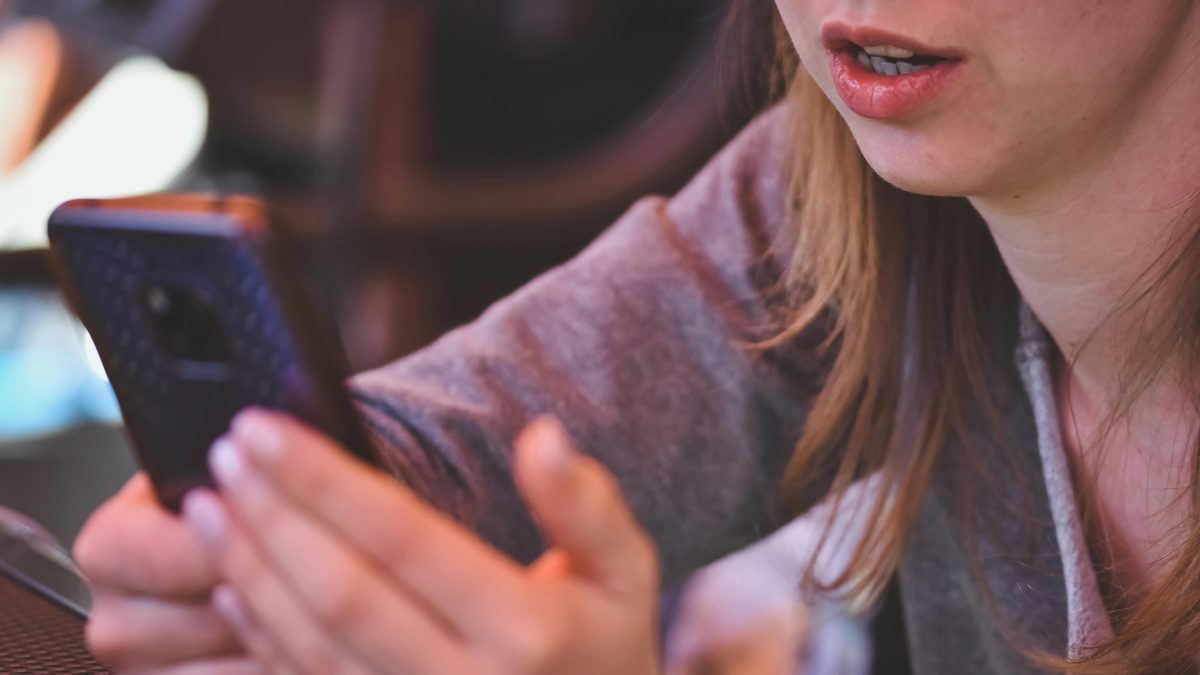 Hand hält ein Smartphone mit einer gelesenen, aber unbeantworteten Nachricht – Metapher für den Stress beim Warten auf eine Antwort