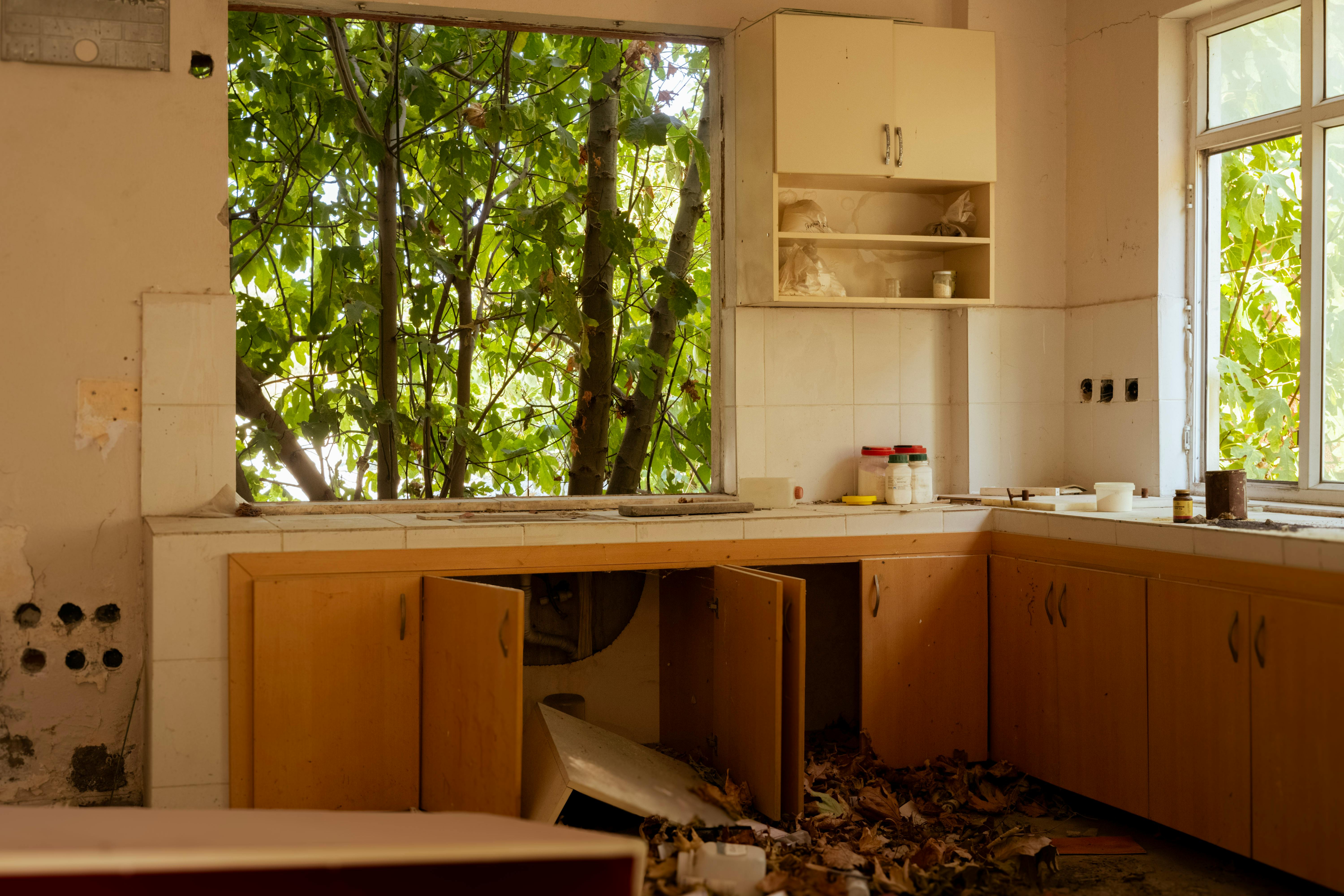 Verwahrloste Küche mit kaputtem Fenster